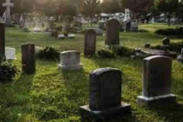 அமெரிக்காவின் மிகவும் பழமையான கல்லறையில் முகம் சுழிக்க வைத்த ஜோடி!