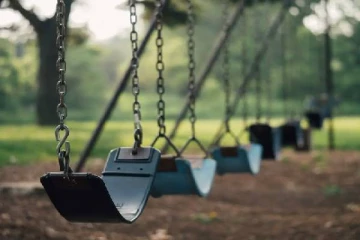 ஊஞ்சலில் இருந்து விழுந்து மாணவன் பலி