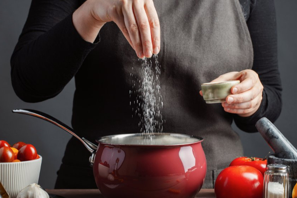 உணவில் உப்பு அதிகமாக சேர்ப்பவரா நீங்கள்? இனியும் அந்த தவறை செய்யாதீங்க | Salt Side Effect In Tamil