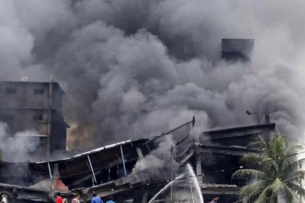 பங்களாதேஷில் ஏற்பட்ட தீயில் 16 பேர் பலி | Bangladesh Garment Factory Fire Kills At Least 16