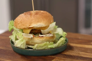 ஆசையாக பர்கர் வாங்கிய நபருக்கு காத்திருந்த அதிர்ச்சி! உள்ளே இருந்த மர்ம பொருள்;