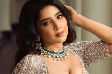 தங்கநிற ஆடையில் கவர்ச்சி லுக்!! நடிகை சாக்‌ஷி அகர்வாலின் போட்டோஷூட் புகைப்படங்கள்..