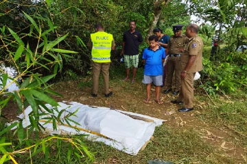 ஆற்றில் குதித்த இளம் ஜோடி-யுவதி சடலமாக மீட்பு