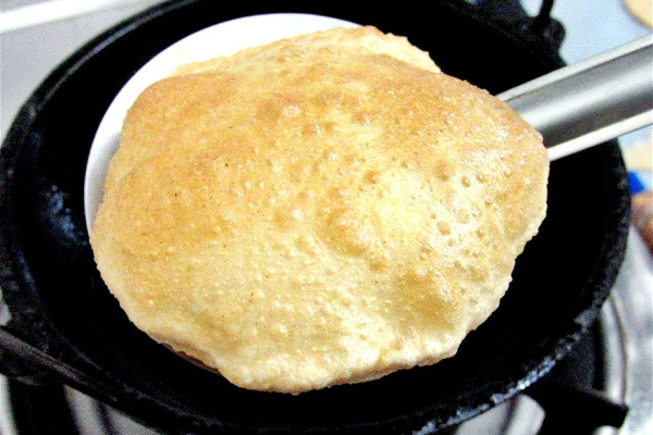 எண்ணெய் இல்லாமல் புசு புசு பூரி... தண்ணீரிலேயே சுட்டு எடுக்கலாம்! எப்படி தெரியுமா? | Poori Recipe In Tamil