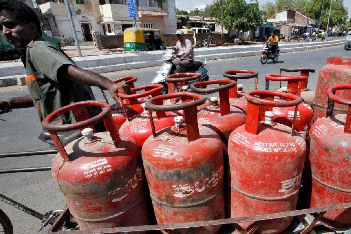 ஈரான் போரால் பல நாடுகளில் லாக் டவுன் சூழல் - பள்ளி விடுமுறை; ஊழியர்களுக்கு வீட்டிலிருந்து வேலை | Iran War Leads Online Class Wfh Lockdown Stage