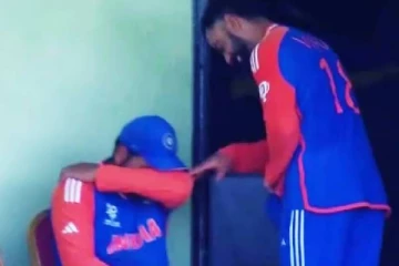 தேம்பி தேம்பி அழுத ரோகித் சர்மா...ஆசுவாசப்படுத்திய விராட் கோலி - வைரலாகும் வீடியோ!