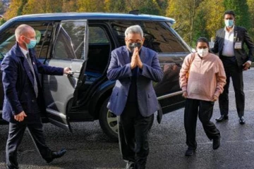 மஹிந்தாநந்தவினால் விலக்கப்பட்டவர் கோட்டாபயவுடன் லண்டன் பயணம்