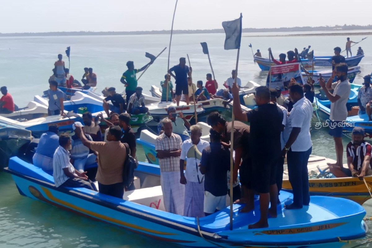 யாழ். தீவகப் பகுதியில் கடற்றொழிலாளர்கள் கறுப்புக்கொடியுடன் கடலில் இறங்கிப் போராட்டம் | Kurikattuvan Fishermen Hold Black Flag Sea Protest