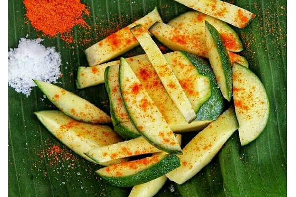 பழங்களில் உப்பு மற்றும் மசாலா போட்டு சாப்பிடுவதால் இவ்வளவு ஆபத்தா! | Are You A Person Eats Fruits With Salt And Spices