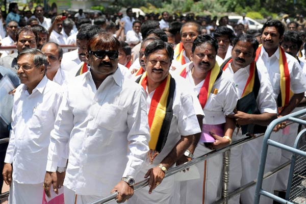 தேமுதிக-வை உருவாக்கிய விஜயகாந்த் - கை கொடுக்காத நிர்வாகிகள்..! - தமிழ்நாடு