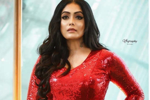 Moon டி-சர்ட் போட்டு காட்டி முகம் சுளிக்க வைத்த பிக்பாஸ் நடிகை அபிராமி..வீடியோ.. | Biggboss Abhirami Latest Moon Tshirt Video Post