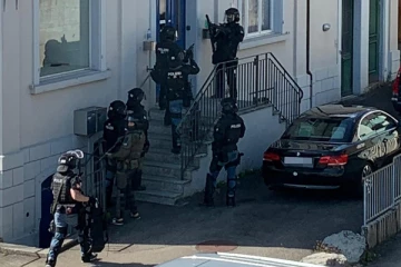 வீடு புகுந்து இளைஞரை கைது செய்த சுவிஸ் பொலிசார்: சொன்ன காரணம்