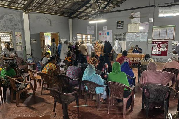 வவுனியாவில் அரச அதிகாரியால் முதியோர்களுக்கு நேர்ந்த நிலை! | Elderly People Vavuniya Waiting By Govt Official