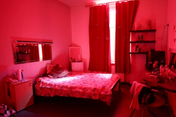 தமிழர் பகுதியில் பாடசாலை மாணவி பாலியல் தொழில்; 2 பெண்களும் கணவரும் கைது