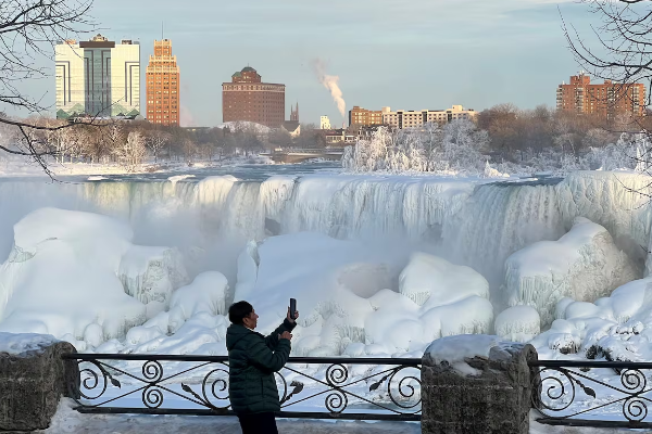 உறைந்த நயாகரா நதி குழுமிய சுற்றுலாப் பயணிகள் | Niagaras Magic Deep Freeze Falls
