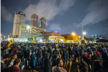 இரவில் கொட்டும் மழையிலும் கொழும்பை அதிர வைத்த போராட்டத்தில் நடந்த நெகிழ்ச்சியான பதிவுகள்