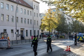 ஜெர்மனியில் யூத வழிபாட்டு தலத்திற்குள் வெடிகுண்டை வீசிய மர்மநபர்கள்!