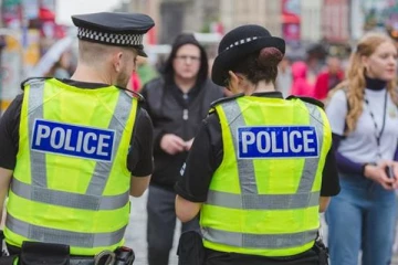 லண்டனின் வீதியில் நின்ற தமிழ் இளைஞருக்கு கொள்ளையர்களால் நேர்ந்த கதி