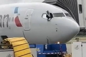 விமானியின் அறைக்குள் புகுந்து பரபரப்பை ஏற்படுத்திய பயணி