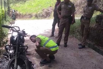 ට්‍රැෆික් OIC ගේ යතුරු පැදියට ගිනි තබයි..!