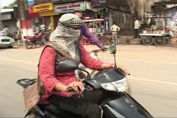 காவல்துறை உத்தியோகத்தருக்கு திடீரென அறைந்த பெண் | Attack On Female Police Who Came Without Helmet