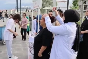 தனது குடிமக்களை பொது இடத்தில் வைத்து எடை பார்க்கும் நாடு: எழுந்துள்ள விமர்சனங்கள்