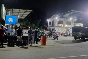 யாழில் எரிபொருள் நிரப்பு நிலையத்தில் குழப்பம் (PHOTOS)