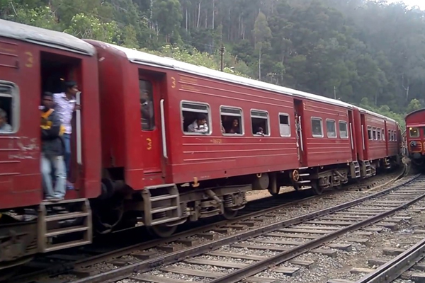 கண்டி நோக்கி பயணித்த ரயில் தடம்புரள்வு | A Train Traveling To Kandy Has Derailed