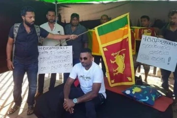 காலி முகத்திடலில் உண்ணாவிரதத்தில் குதித்த  பிரபல கிரிக்கெட் வீரர்