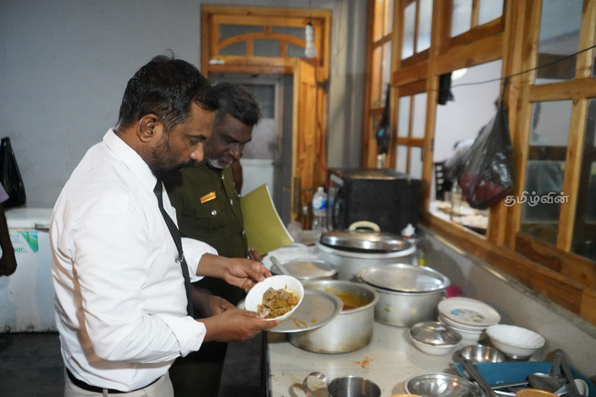 அறுகம்பே சுற்றுலா பருவகாலம் ஆரம்பம்: உணவகங்களில் பொதுச் சுகாதாரப் பரிசோதகர்கள் திடீர் சோதனை | Arugam Bay Tourist Season Begins Public Health அறுகம்பே சுற்றுலா பருவகாலம் ஆரம்பம்: உணவகங்களில் பொதுச் சுகாதாரப் பரிசோதகர்கள் திடீர் சோதனை | Arugam Bay Tourist Season Begins Public Health