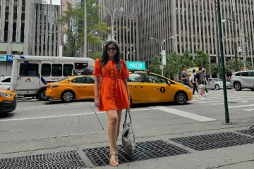 நியூயார்க்கில் ஷார்ட் உடையில் நடிகை அஞ்சலியின் அழகிய ஸ்டில்கள்