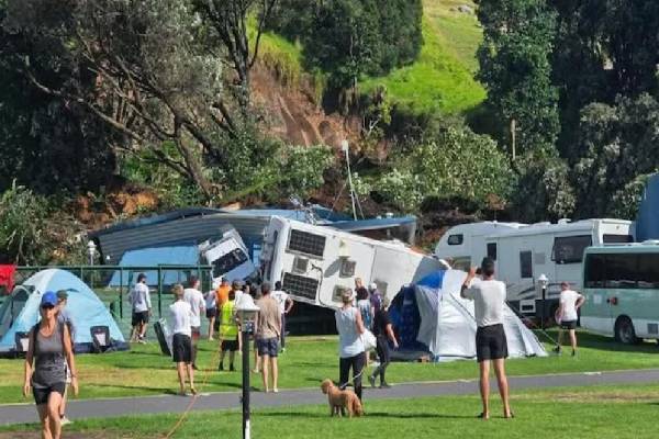 நியூசிலாந்தில் கடும் மழை ; மண்சரிவில் சிக்கி பலர் மாயம் | Heavy Rain New Zealand Several Missing Landslides