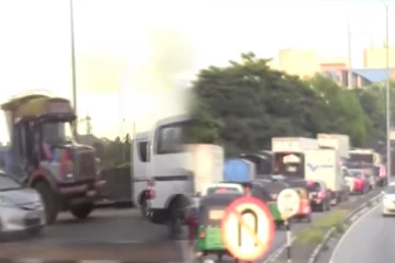 மீன் மற்றும் மரக்கறி வாங்குவதற்கு நீண்ட வரிசையில் காத்திருக்கும் மக்கள்