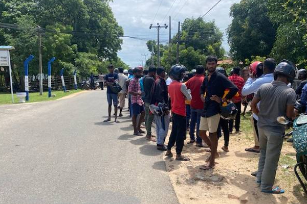 பல கோடி மோசடி: பொலிஸ் நிலையத்திற்கு முன் ஒன்று கூடியதவர்களால் ஏற்பட்ட பதற்ற நிலை! | Money Fraud Abroad Tension Front Police Station