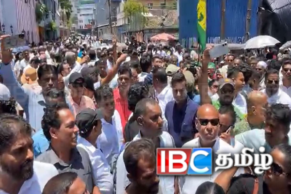 ரணிலின் வழக்கு! கோட்டை நீதவான் நீதிமன்றத்தை சுற்றி குவிந்துள்ள ஆர்ப்பாட்டக்காரர்கள் | Ranils Arrest Security Tightened Fort Magistrate