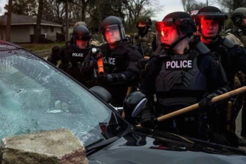 அமெரிக்காவில் கருப்பின இளைஞன் சுட்டுக் கொலை! வெடித்தது வன்முறை