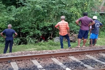 தொடருந்துடன் முச்சக்கர வண்டி மோதி இருவர் பலி