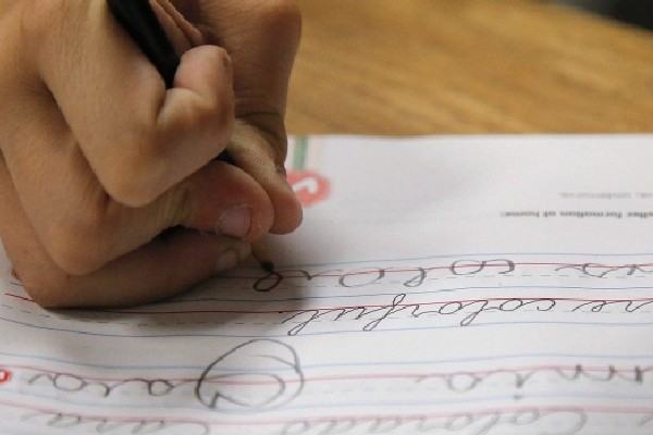 கனடிய பாடசாலைகளில் மீண்டும் அறிமுகமாகும் கூட்டெழுத்து | Cursive Writing To Be Reintroduced In Ontario