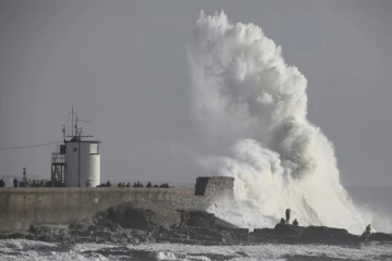 இங்கிலாந்தை உலுக்கி எடுக்கும் Éowyn புயல்; (புகைப்படங்களுடன்)
