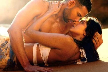 நடிகருடன் அப்படியொரு நெருக்கமான காட்சி!! வாய்ப்பிளக்க வைத்த நடிகை மாளவிகா..