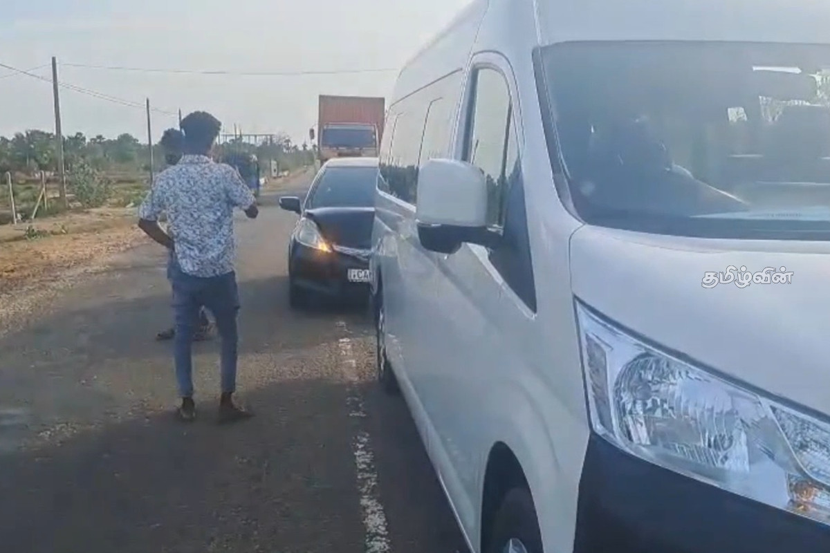 மூதூரில் வேன் மற்றும் கார் மோதி விபத்து | A Van And A Car Collided And Caused An Accident