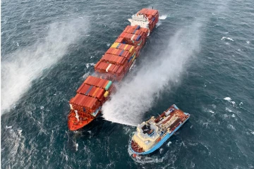தொடரும் பதற்றம்! நடுக்கடலில் பற்றியெரியும் இரசாயனக் கப்பல்