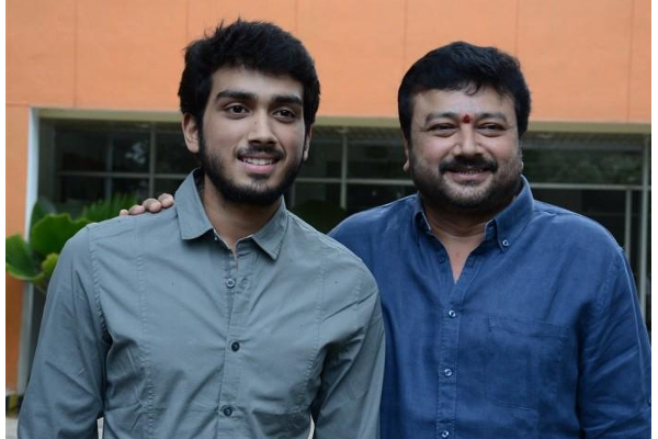 பிரபல நடிகரை சிறை பிடித்த ஹோட்டல் நிர்வாகத்தால் பரபரப்பு | Actor Jayaram Son House Arrest Munnar