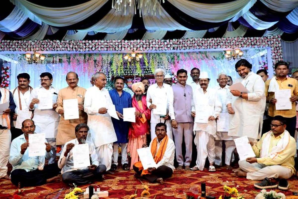 திருமணத்திற்கு வந்தவர்களுக்கு மணமக்கள் அளித்த Return Gift... ஒரு பரிசின் மதிப்பு ஒரு லட்சமாம் | Couple Wedding Return Gift 1 Lakh Accident Policy