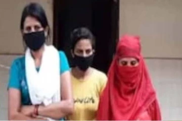 வயதான தாத்தாவை நிர்வாணமாக நிற்க வைத்து நடந்த கொடுமை! 3 பெண்களின் முகம்சுழிக்கும் செயல்