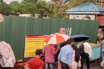 தேனீர் கடை கதிரையில் அமர்ந்த நிலையில் மீட்கப்பட்ட சடலத்தால் பரபரப்பு