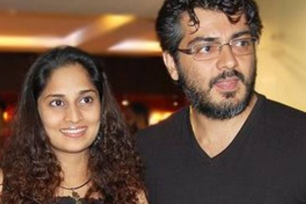 அஜித்-ஷாலினின் ரொமாண்டிக் புகைப்படம் - லைக்குகளை தெறிக்க விட்ட ரசிகர்கள் அஜித் - ஷாலினி - தமிழ்நாடு