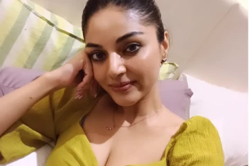 கிளாமர் போஸ் கொடுத்த நடிகை சனம் ஷெட்டி.. ஹாட் ஸ்டில்கள்