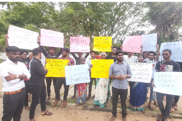 வெடுக்குநாறி ஆலய பூசாரி, நிர்வாக உறுப்பினரின் கைதைக் கண்டித்து வவுனியாவில் ஆர்ப்பாட்டம் | Vedukunari Adilingeswarar Temple Issue