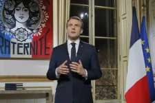 பிரான்ஸ் ஜனாதிபதி இம்மானுவேல் மேக்ரானின் புத்தாண் வாழ்த்தில் எழுந்த சர்ச்சை! இதை கவனீச்சேங்களா?